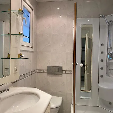 Stunning Sea View And Central Location, 2br 아파트
